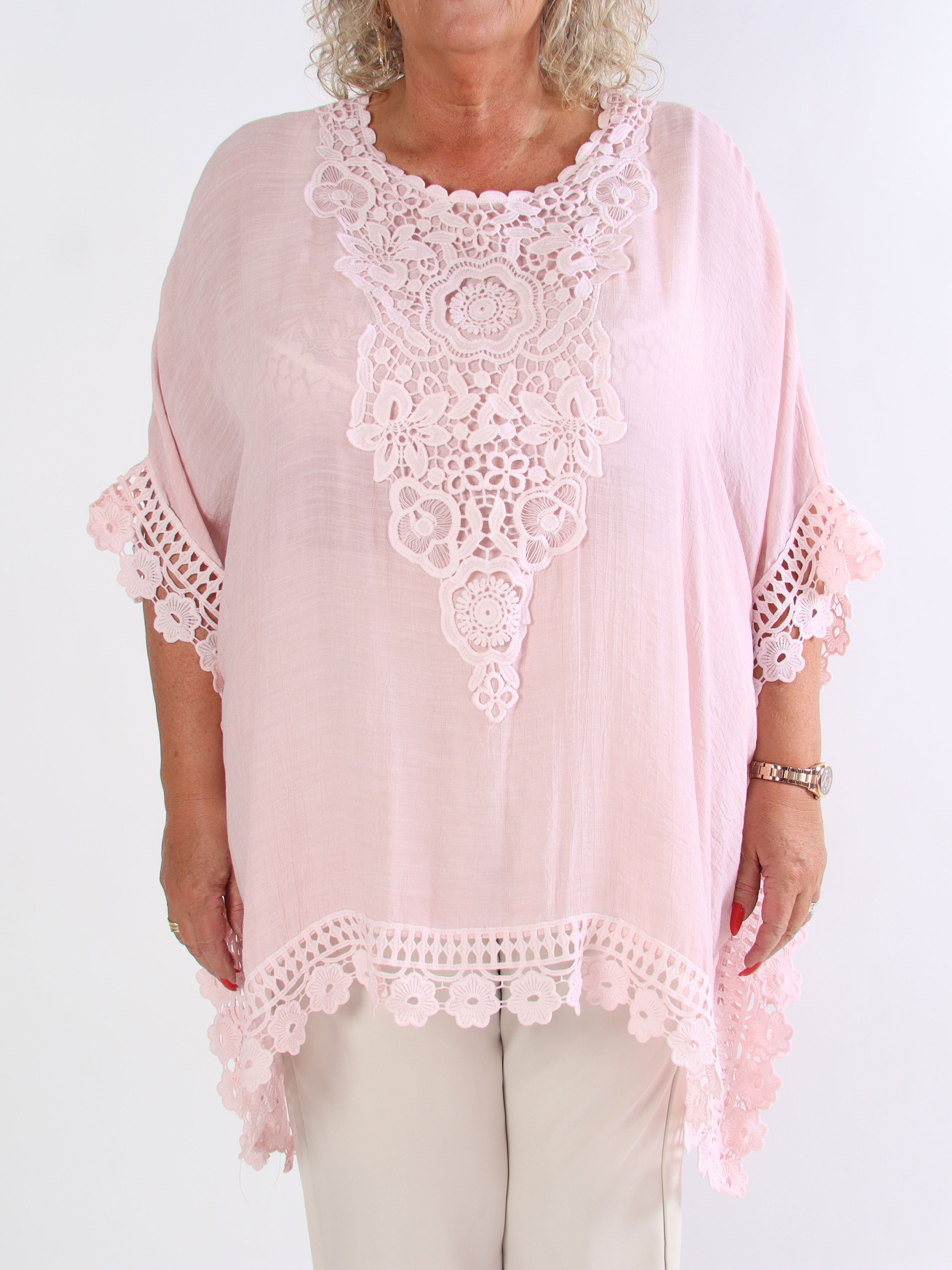 Elena - Blød plus size tunika i bomuld med fine broderinger